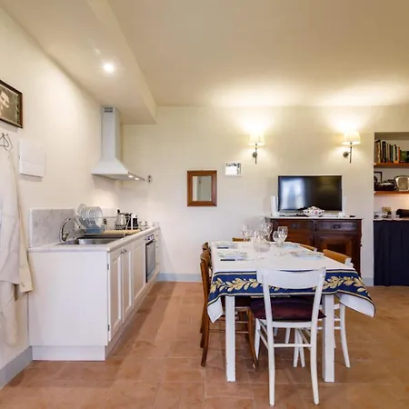Holly House Apartment *